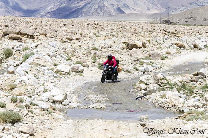 road-from-pangong-tso-to-tso-moriri