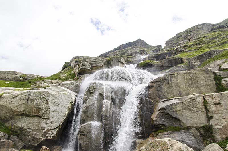 waterfall in solang valley