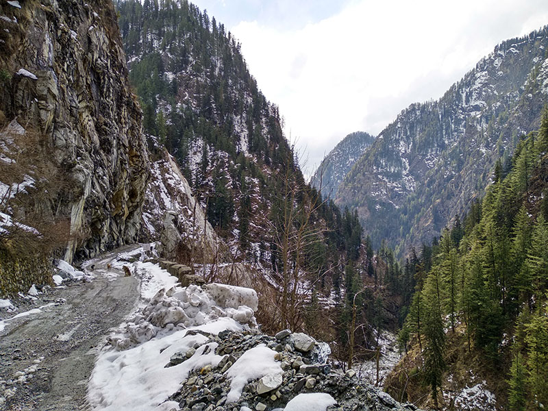 road to malana village