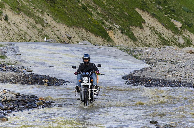 motorcycling in manali