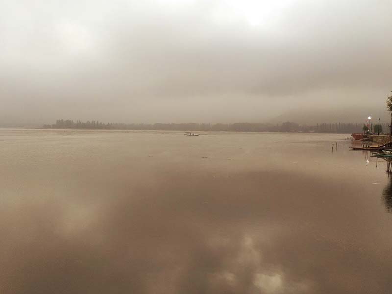 early morning picture of dal lake
