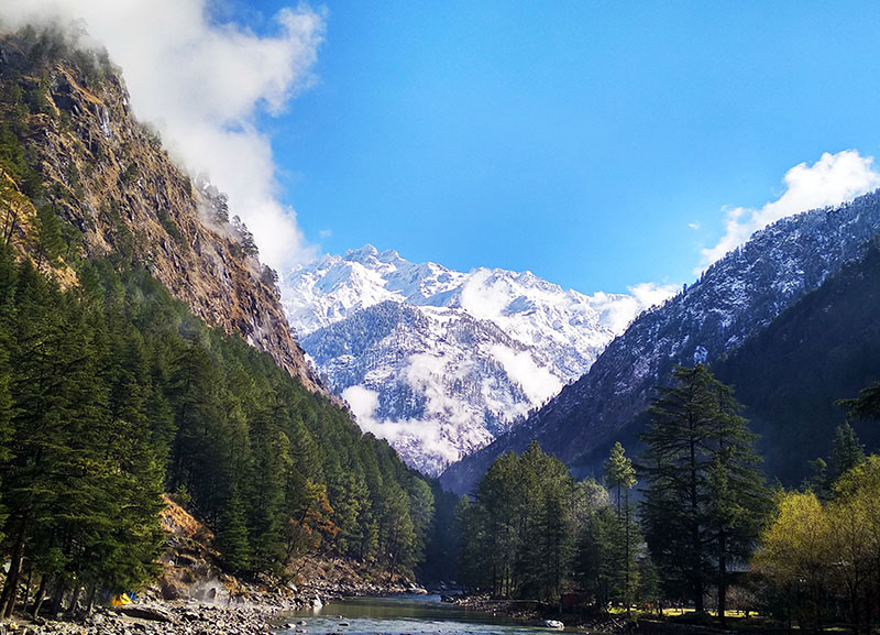 snow capped mountains in parvati valley