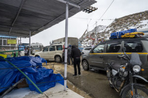 snowfall at khardung la