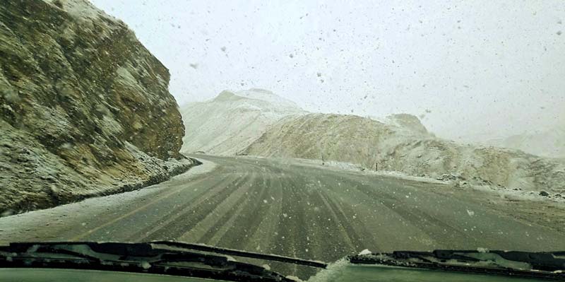 snowfall on leh to kargil highway