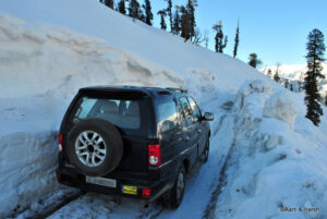 snow walls at rohtang pass
